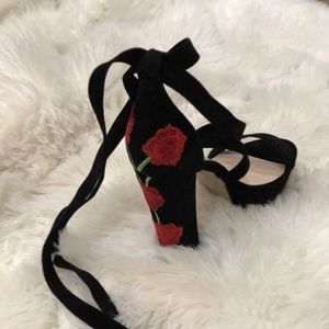 👠Red rose black wrap heels